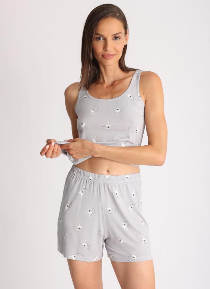 Žena u pamučnom bebi dol kompletu u sivoj boji sa printom