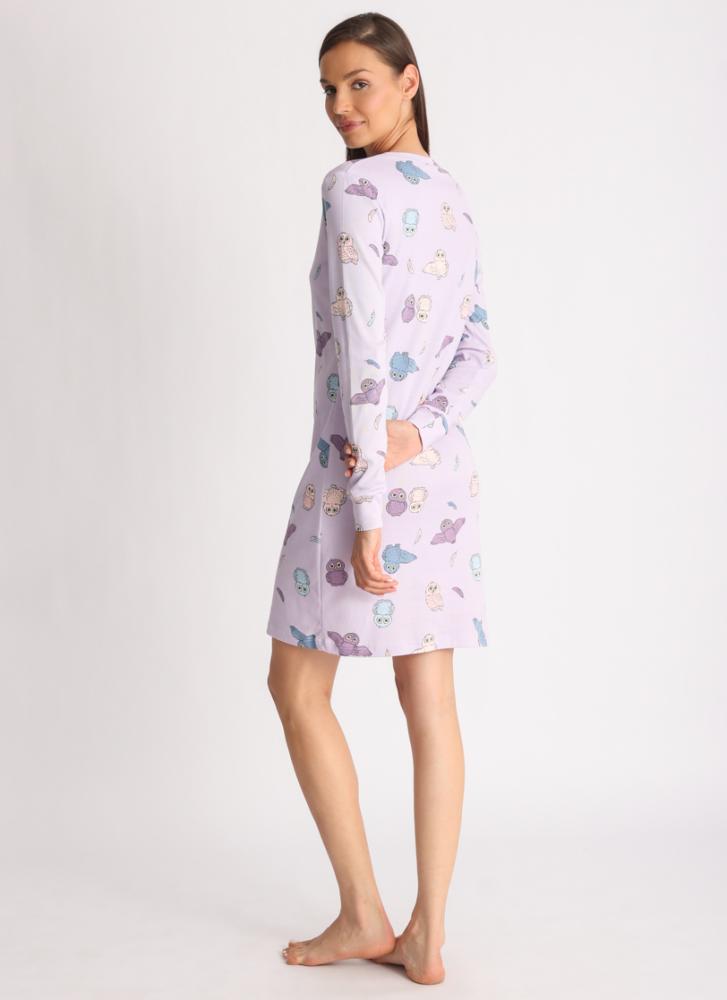 Žena u ljubičastoj pamučnoj spavaćici sa motivima sova