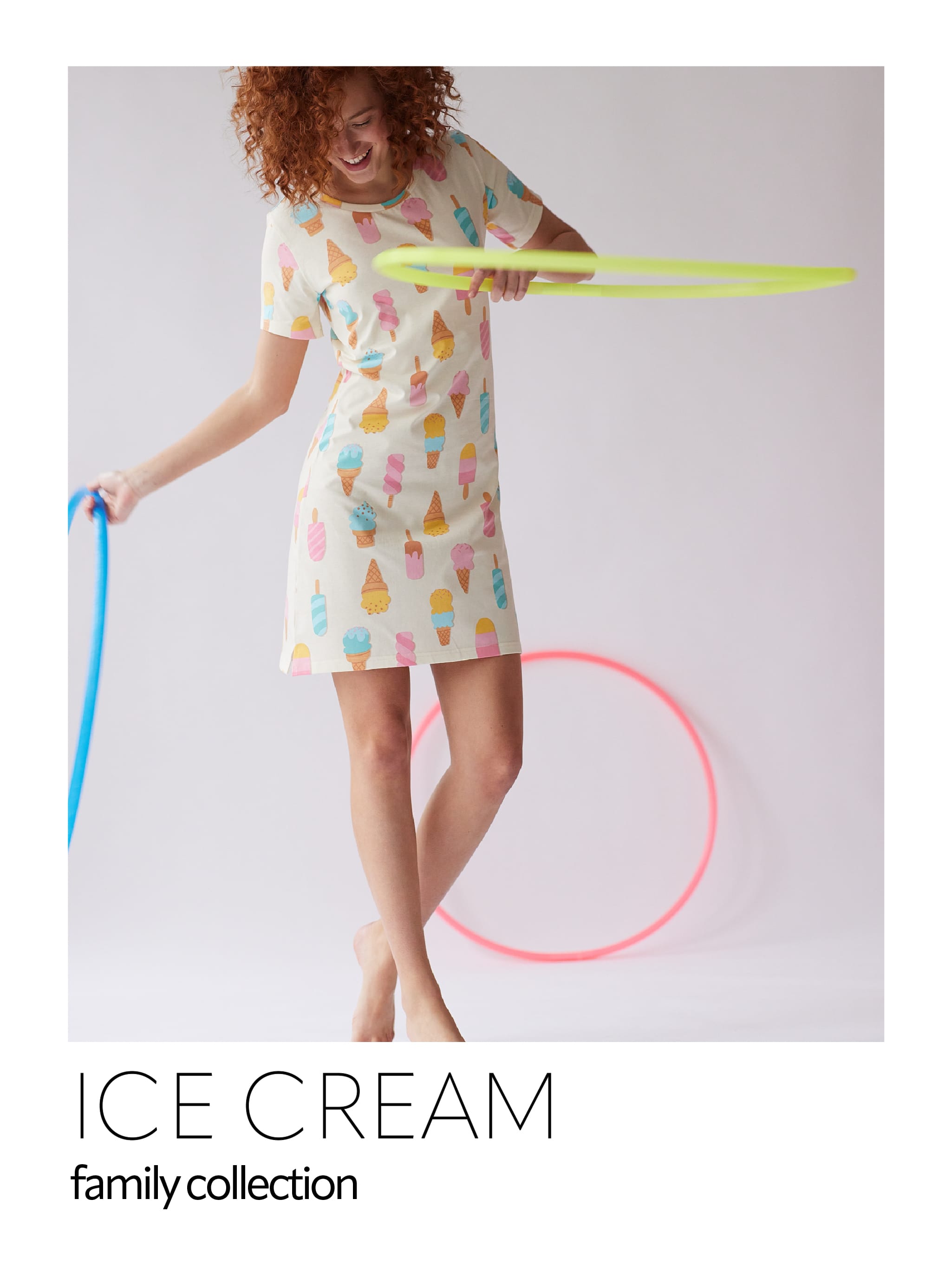 Devojka u beloj spavaćici na kratak rukav sa motivom sladoleda drži obruč