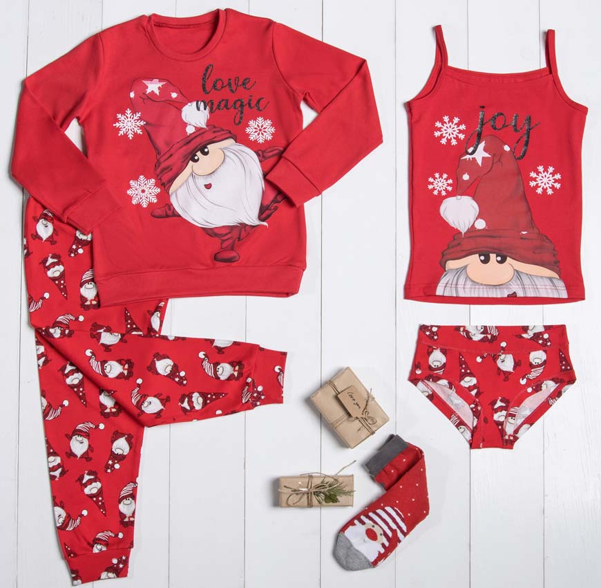 Crveni novogodišnji outfit za decu sa motivima deda mraza