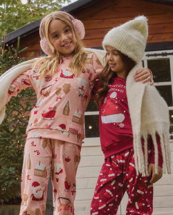 Devojčice stoje u dvorištu obučene u novogodišnjim pidžamama 