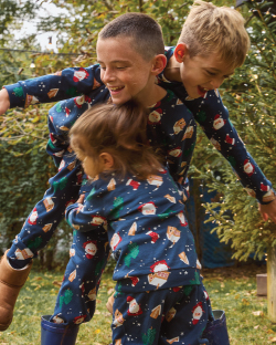 Dečaci se igraju u dvorištu i nose novogdišnje pidžame