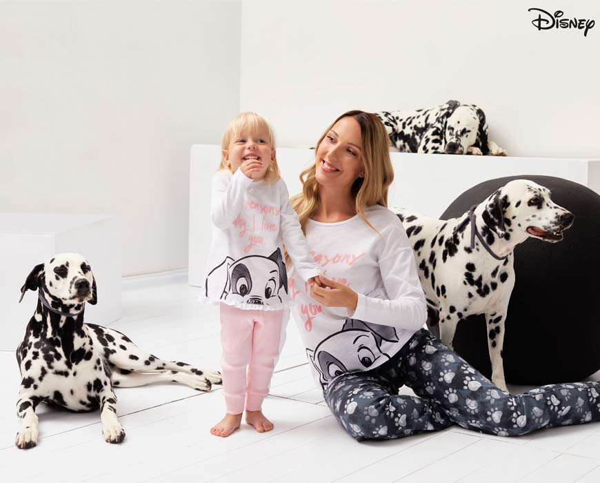 Mama i ćerka u prostoriji sa dalmatincima sa majicama sa istim dizajnom na kom je pas iz crtaća