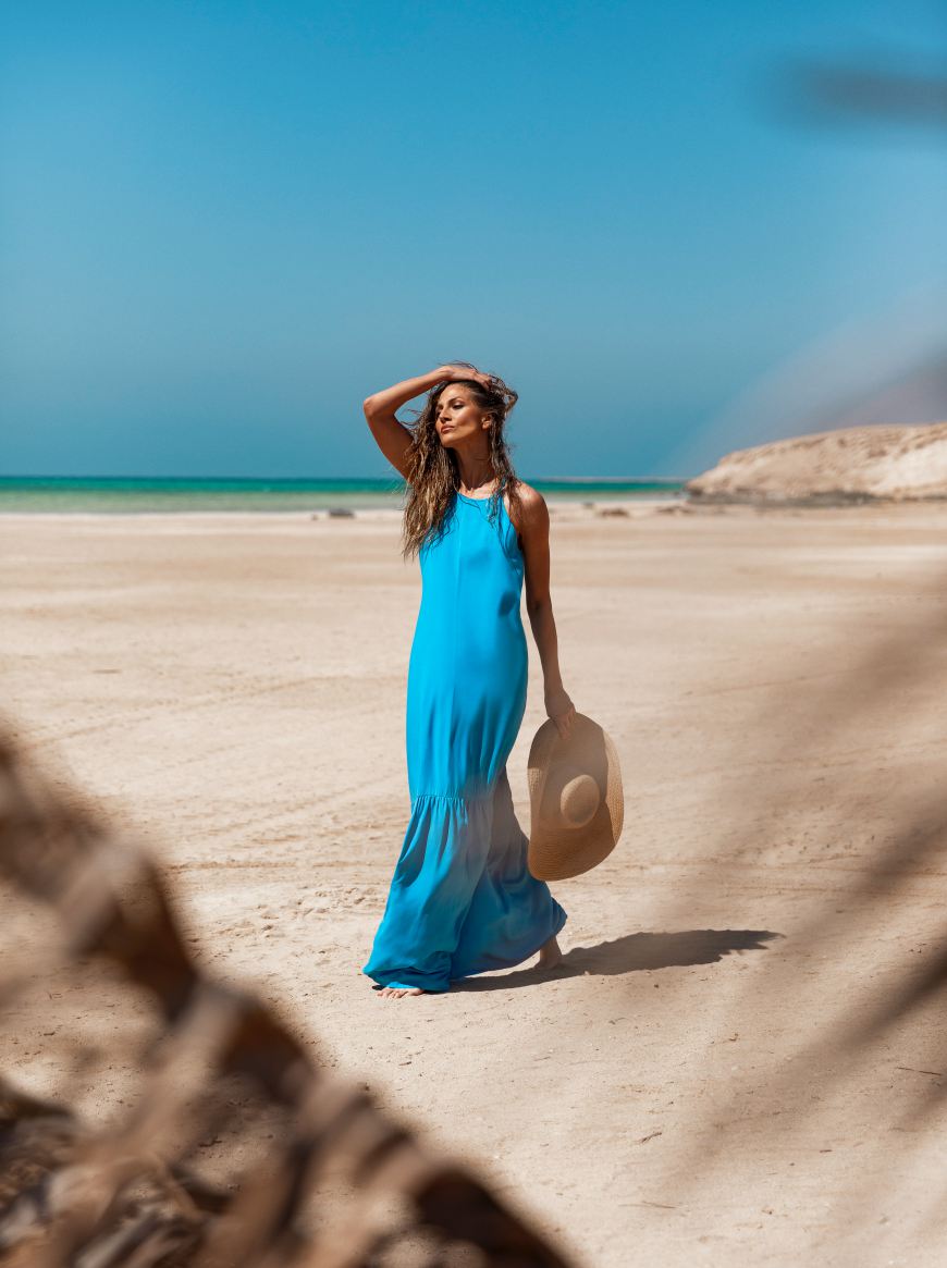 Devojka u plavoj haljini na plaži