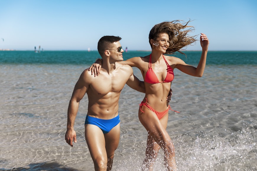Muškarac i devojka trče na moru