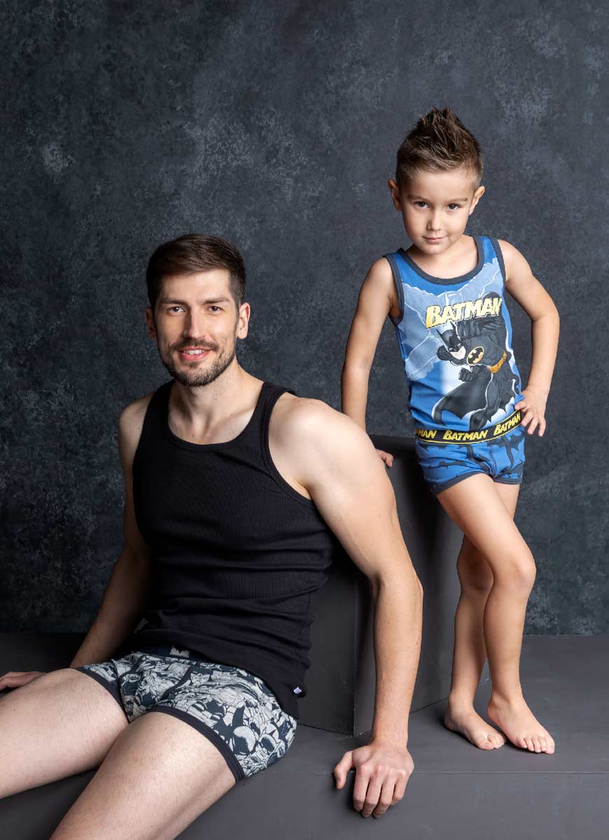 Muški model i dečak u donjem vešu i majicama bez rukava