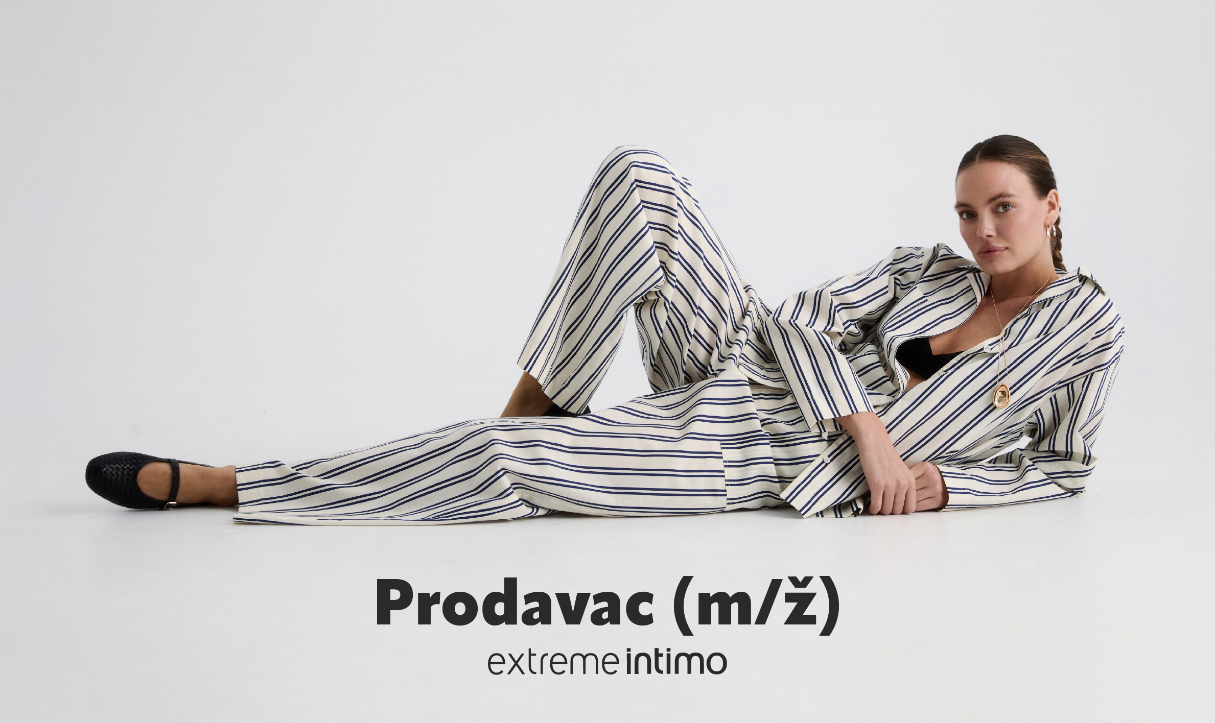 Devojka u bež top brusu i crnim gaćicama